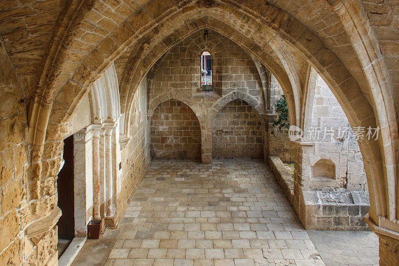 北塞浦路斯的贝拉佩斯修道院。Bellapais修道院是13世纪在Kyrenia (Girne)附近由Canons Regular建造的修道院的废墟。